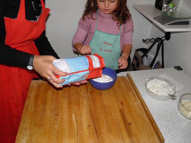 Add flour to the dissolved yeast to obtain a kind of criscito (yeast obtained from the acid dough of a previous production)