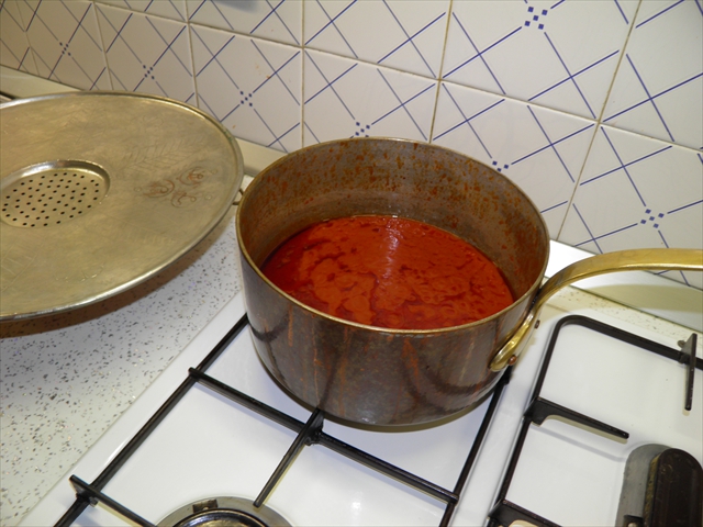 Meanwhile, prepare a simple tomato sauce: a little onion and tomato puree