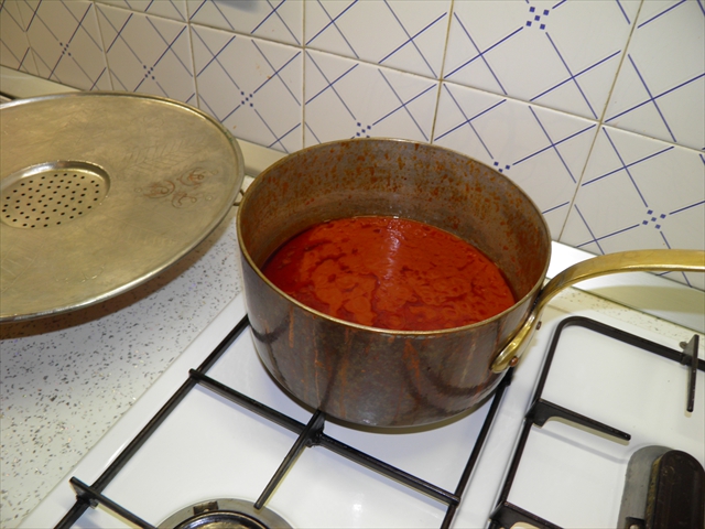 Intanto, prepariamo un sugo semplice: poca cipolla e passata di pomodoro