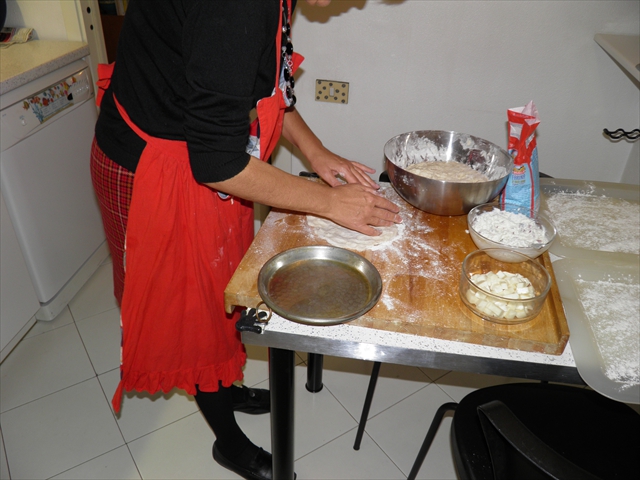 Questa piccola pizza andrà in forno nella teglia in rame