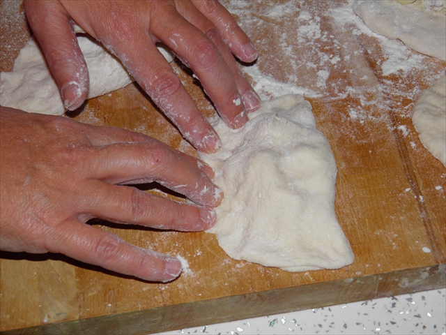 Ripieghiamo e chiudiamo bene i bordi