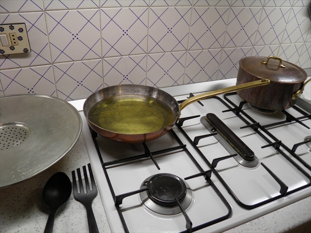 Abundant oil (use a silver pan to simmer)