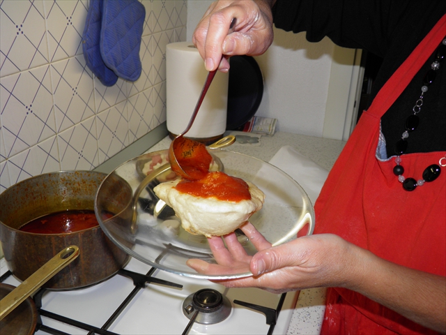 Tomato sauce on the unstuffed pizzella