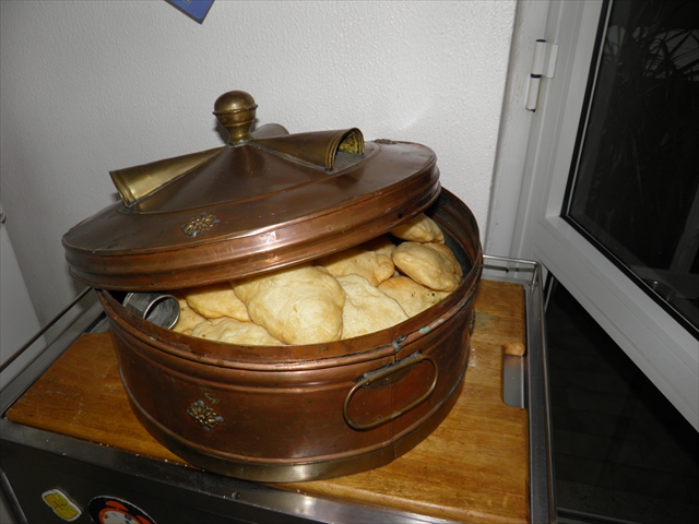 Stuffed pizzelle are warm in the Stove