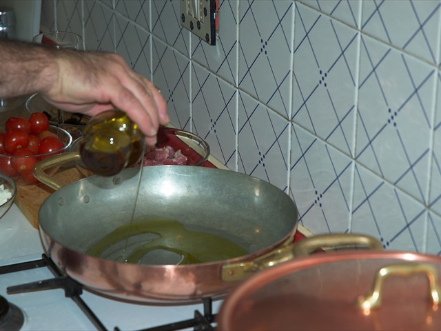 Filo d'olio (non troppo: c'è la salsiccia) da insaporire con l'aglio.