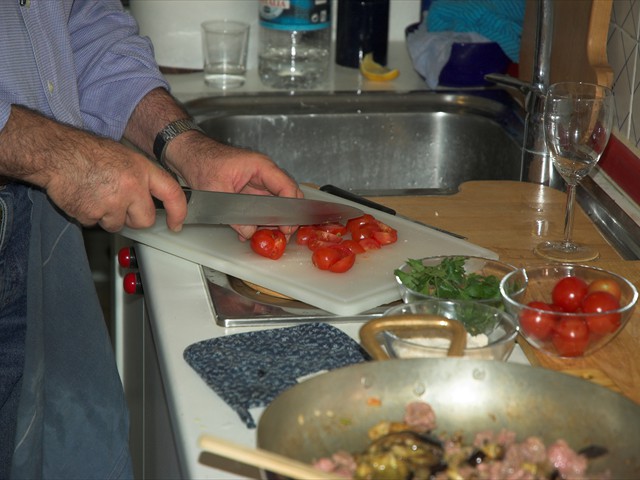 Pomodorini tagliati in quattro spicchi.