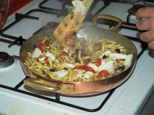 Aspettiamo circa un minuto prima di aggiungere la mozzarella per evitare che fili.