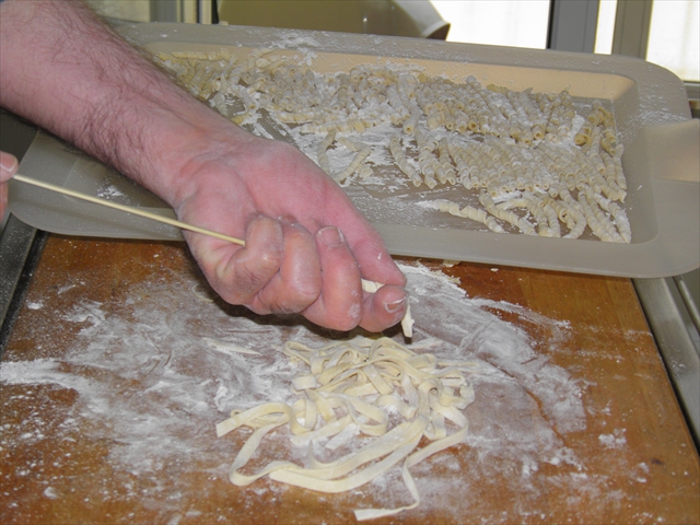 Delicately extract the spit and put the fusillo pasta on a baking tin dusted with flour