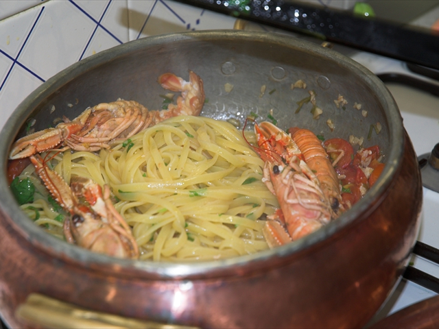 SCOLATA LA PASTA, AGGIUNGIAMO ANCHE IL PREZZEMOLO A FUOCO SPENTO